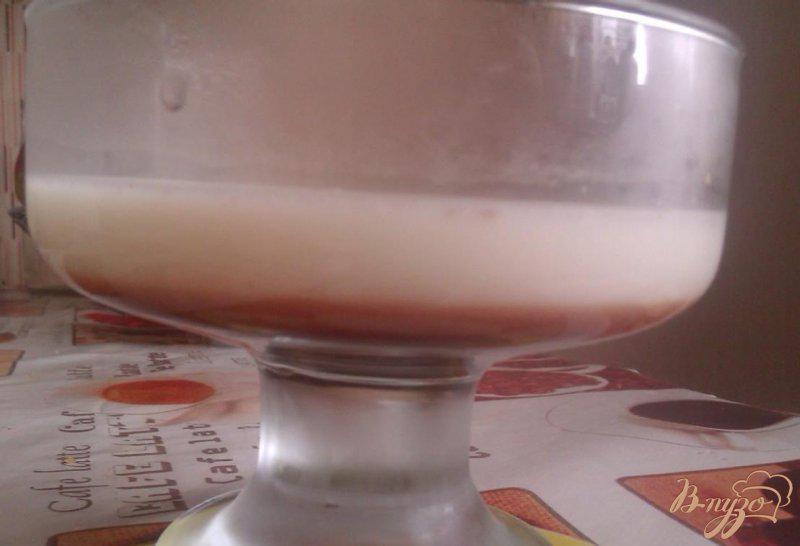Фото приготовление рецепта: Слоеное молочно-шоколадное желе шаг №5