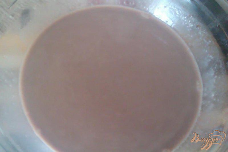 Фото приготовление рецепта: Слоеное молочно-шоколадное желе шаг №4