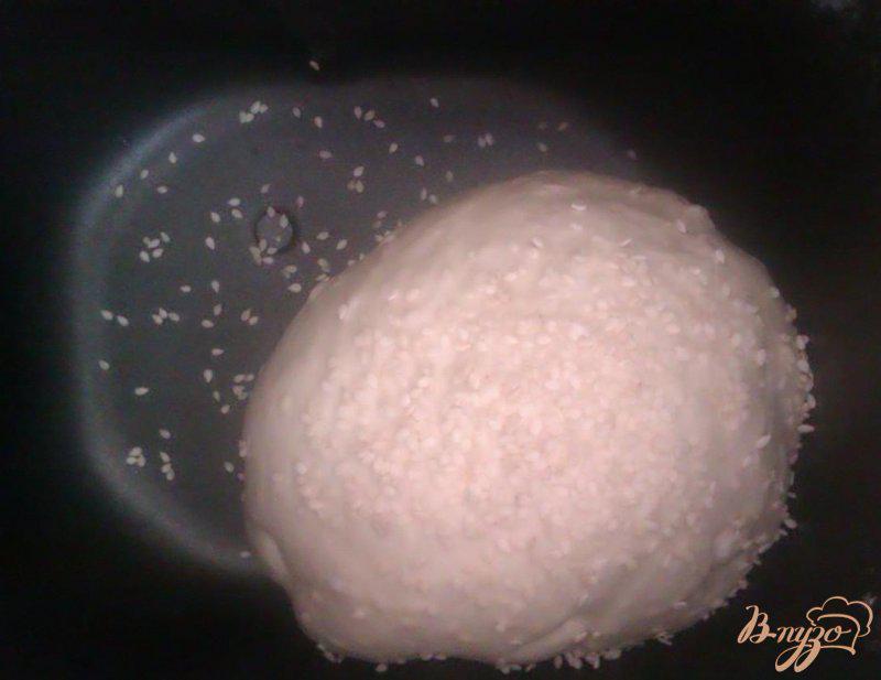 Фото приготовление рецепта: Пшеничный хлеб с кунжутом в хлебопечке шаг №4