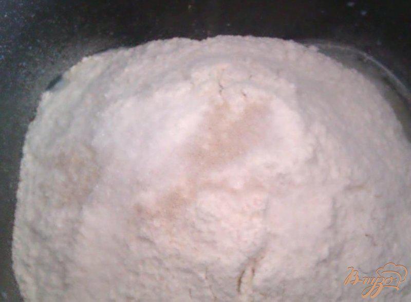 Фото приготовление рецепта: Пшеничный хлеб с кунжутом в хлебопечке шаг №2