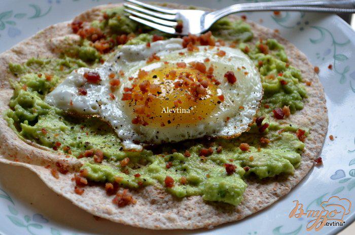 Фото приготовление рецепта: Быстрый завтрак с авокадом яйцом шаг №3