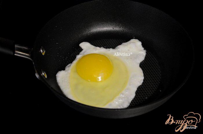 Фото приготовление рецепта: Быстрый завтрак с авокадом яйцом шаг №1