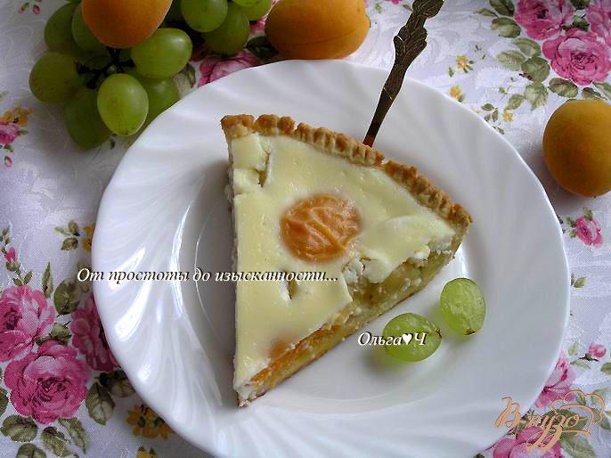 Фото приготовление рецепта: Нежный пирог с абрикосами и виноградом шаг №9