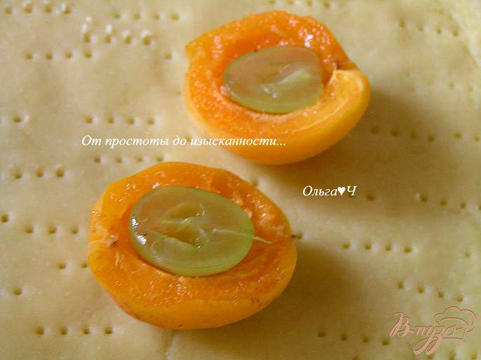 Фото приготовление рецепта: Нежный пирог с абрикосами и виноградом шаг №5