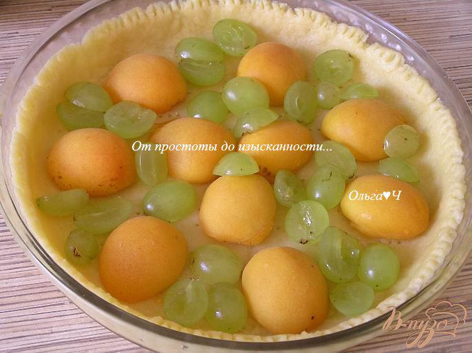 Фото приготовление рецепта: Нежный пирог с абрикосами и виноградом шаг №6
