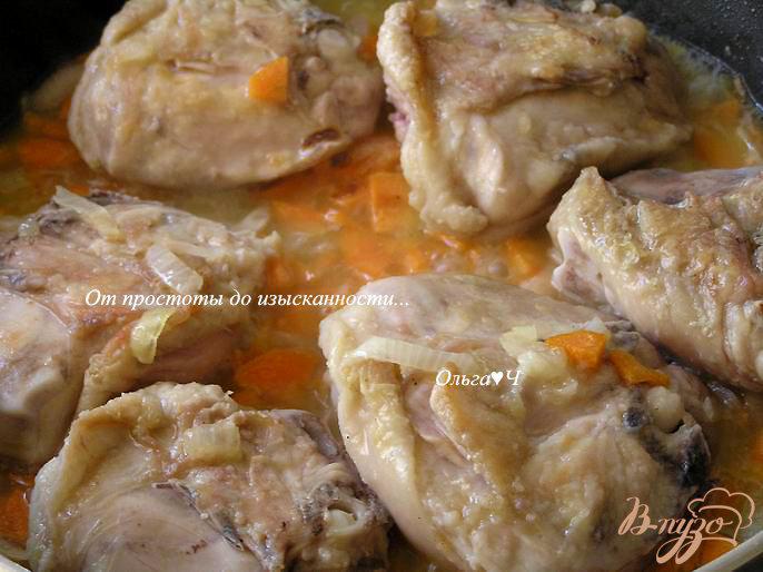 Фото приготовление рецепта: Куриные бедра с кабачком, морковью и базиликом шаг №3