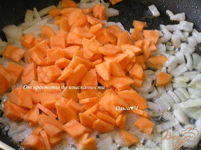 Фото приготовление рецепта: Куриные бедра с кабачком, морковью и базиликом шаг №2
