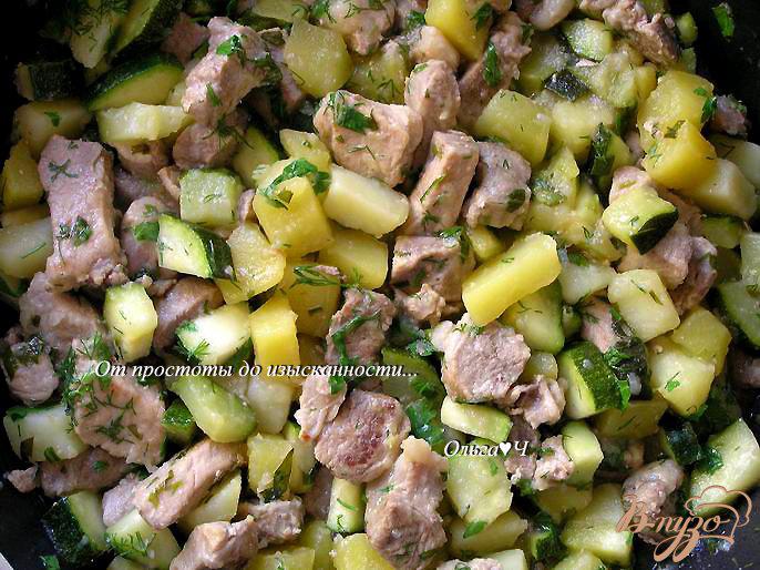 Фото приготовление рецепта: Свинина с картофелем, цуккини и эстрагоном шаг №5