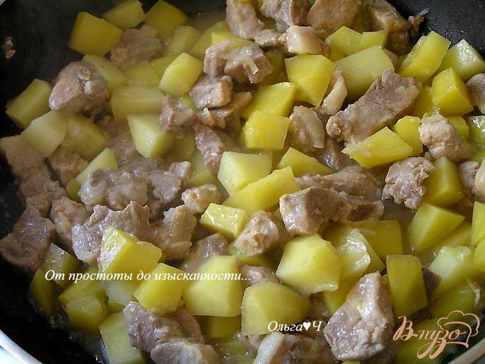 Фото приготовление рецепта: Свинина с картофелем, цуккини и эстрагоном шаг №2