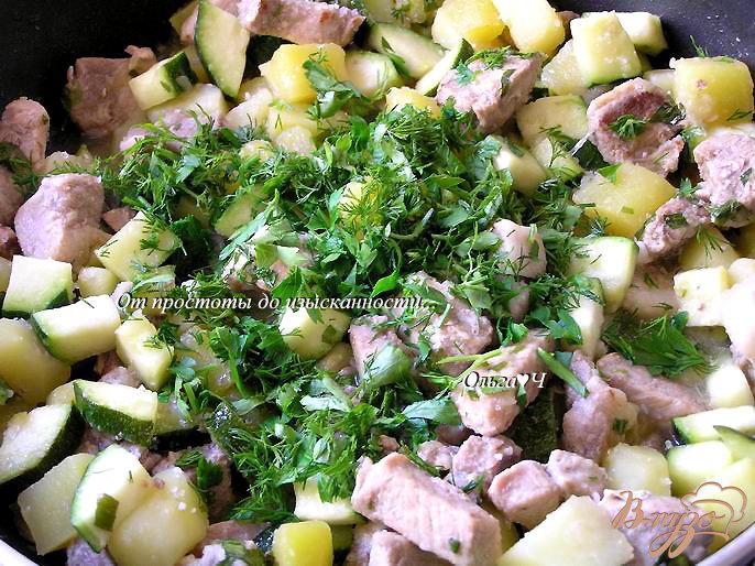 Фото приготовление рецепта: Свинина с картофелем, цуккини и эстрагоном шаг №4