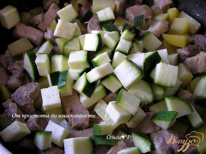 Фото приготовление рецепта: Свинина с картофелем, цуккини и эстрагоном шаг №3