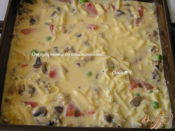 Фото приготовление рецепта: Фриттата с курицей, грибами и зеленым горошком шаг №4