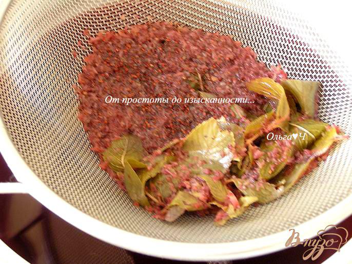 Фото приготовление рецепта: Морс из черной смородины с мятой и коричневым сахаром шаг №3