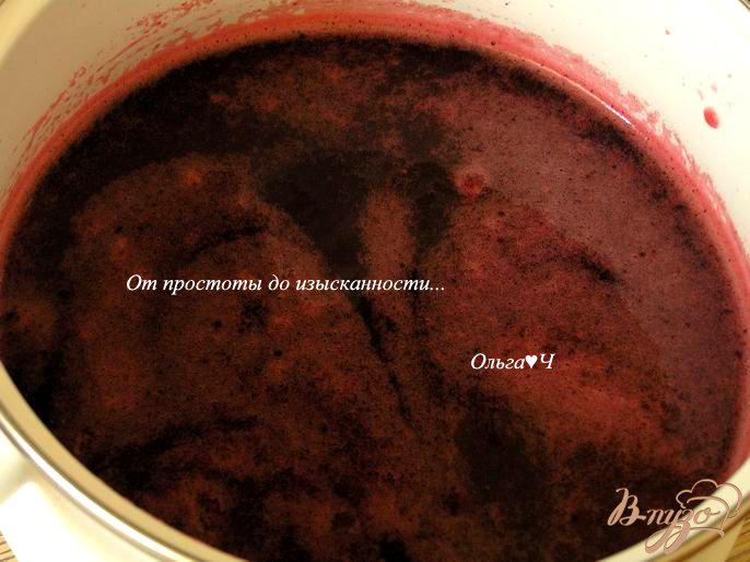 Фото приготовление рецепта: Морс из черной смородины с мятой и коричневым сахаром шаг №4