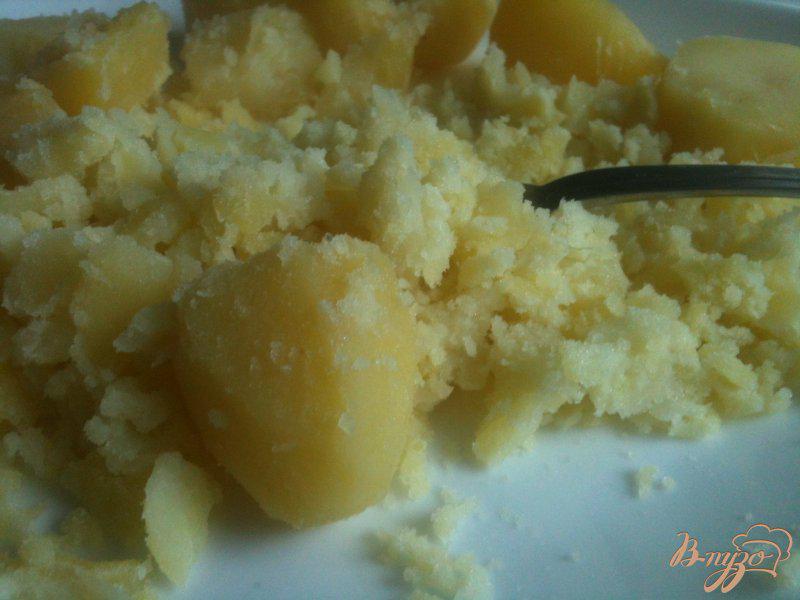 Фото приготовление рецепта: Давленый картофель с базиликом и лимоном шаг №4