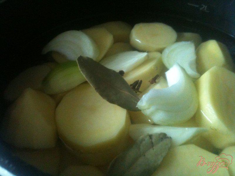 Фото приготовление рецепта: Давленый картофель с базиликом и лимоном шаг №1