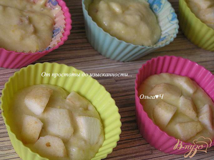 Фото приготовление рецепта: Апельсиновые кексы с яблоками шаг №6
