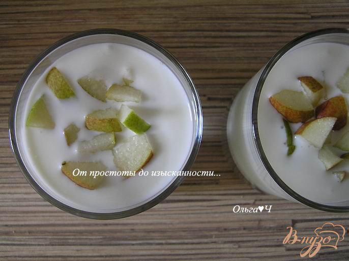 Фото приготовление рецепта: Домашний йогурт с грушей и мятным сиропом шаг №4