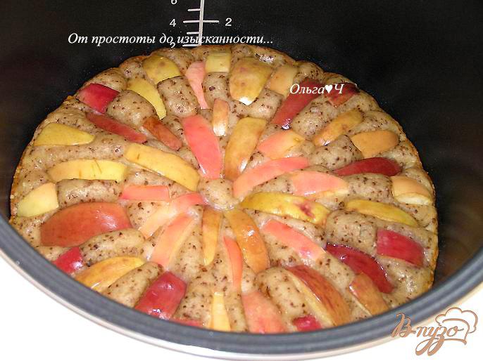 Фото приготовление рецепта: Ореховый пирог с яблоками шаг №5