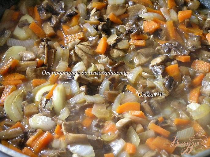 Фото приготовление рецепта: Говядина с грибами и морковью в соусе из красного вина шаг №4