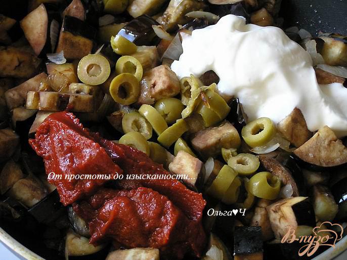 Фото приготовление рецепта: Рагу из баклажан с оливками и базиликом шаг №2