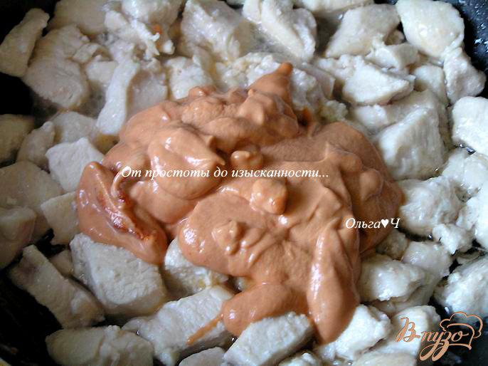 Фото приготовление рецепта: Куриные грудки в розовом соусе шаг №4