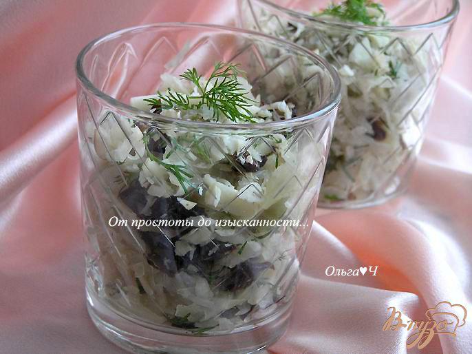 Фото приготовление рецепта: Салат с квашенной капустой, черносливом и бразильским орехом шаг №6