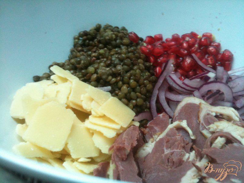 Фото приготовление рецепта: Салат из чечевицы с зернами граната шаг №3