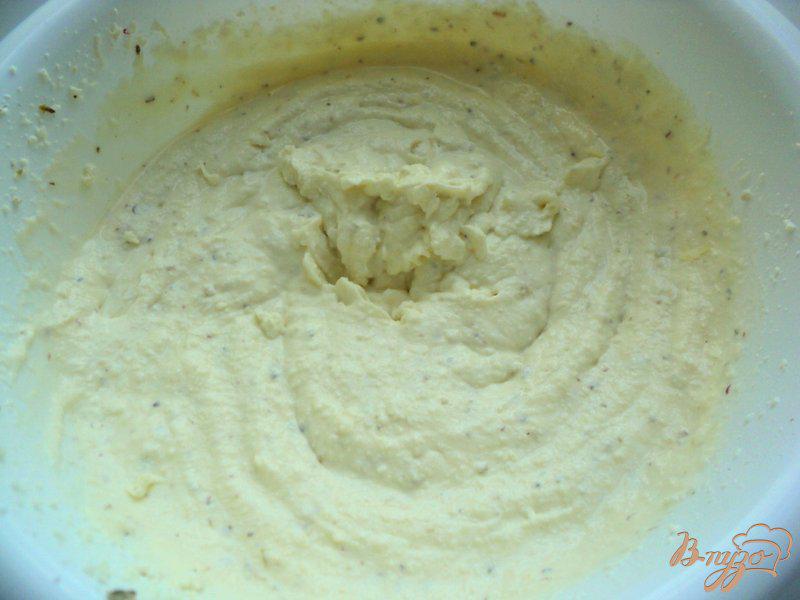 Фото приготовление рецепта: Закусочный  сырно-томатный торт шаг №6