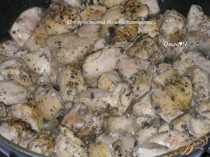 Фото приготовление рецепта: Куриные грудки с шалфеем в белом вине шаг №2