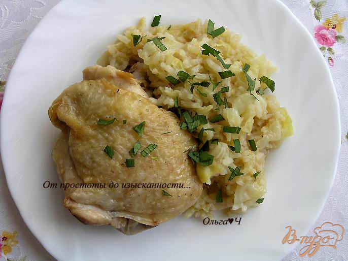 Фото приготовление рецепта: Куриные бедра с капустой и рисом в мультиварке шаг №6