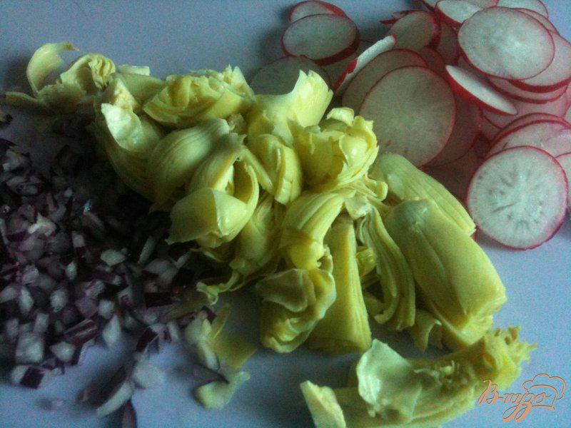 Фото приготовление рецепта: Салат из артишоков шаг №2