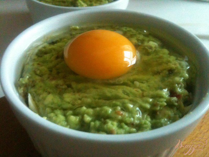 Фото приготовление рецепта: Горшочек из авокадо с яйцом шаг №7