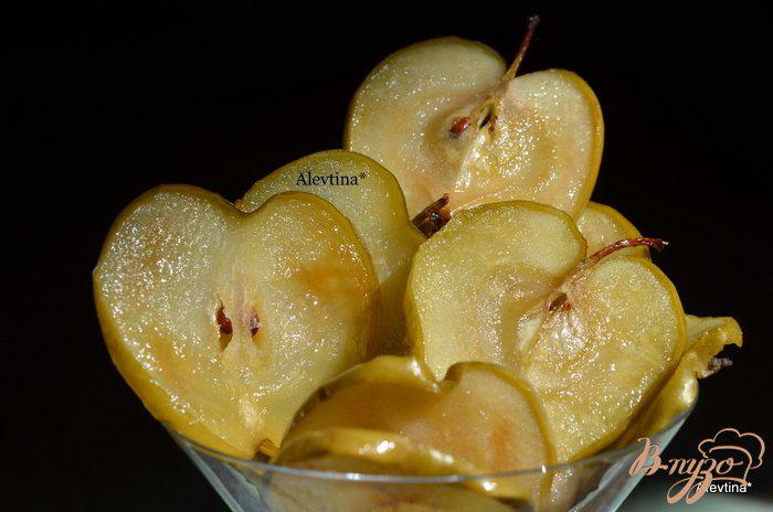 Фото приготовление рецепта: Яблочные карамелизированные чипсы шаг №4