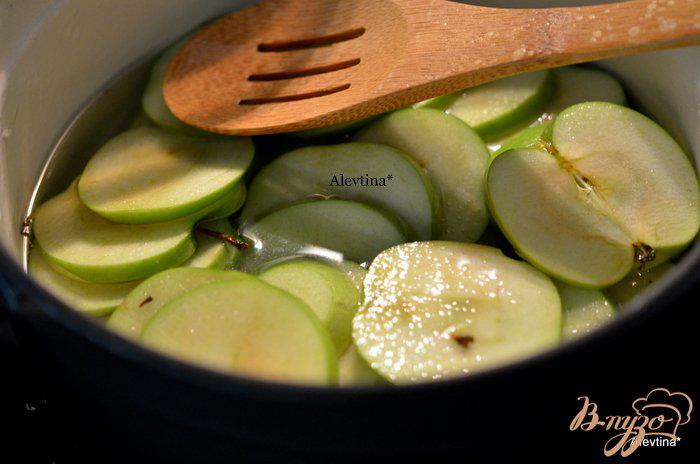 Фото приготовление рецепта: Яблочные карамелизированные чипсы шаг №2