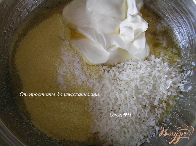 Фото приготовление рецепта: Вишневая запеканка с кокосовой стружкой шаг №1
