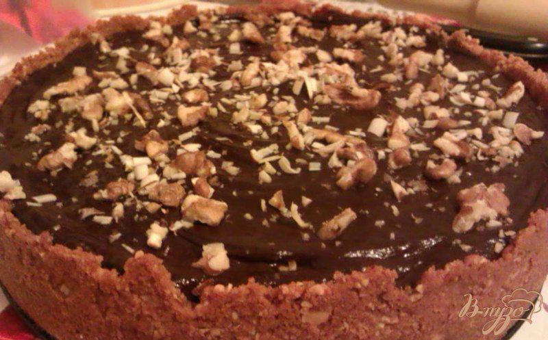 Фото приготовление рецепта: Ореховый чизкейк с шоколадным ганашем шаг №7