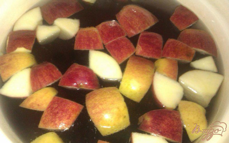 Фото приготовление рецепта: Яблочный компот с вишней и бананом шаг №1