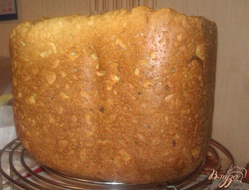 Фото приготовление рецепта: Хлеб с копчеными колбасками сыром и чесноком шаг №5