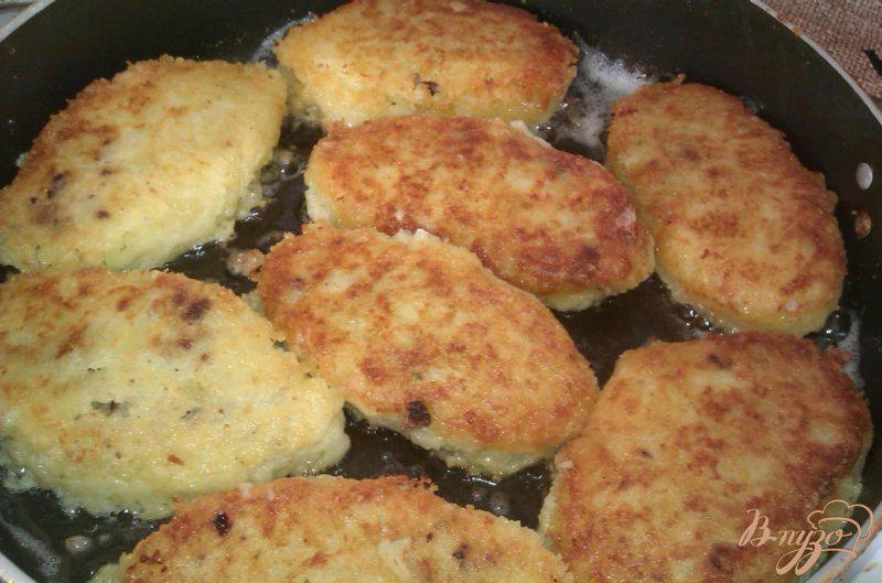 Фото приготовление рецепта: Картофельные пирожки с печенкой шаг №5