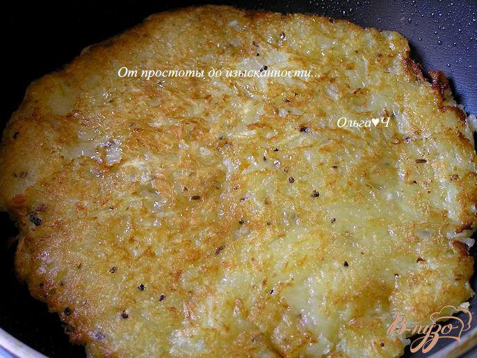 Фото приготовление рецепта: Картофельная лепешка с чесноком и перцем шаг №4