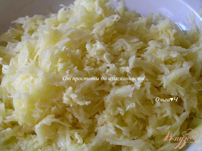 Фото приготовление рецепта: Картофельная лепешка с чесноком и перцем шаг №1