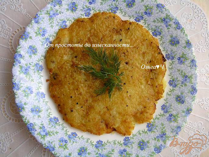 Фото приготовление рецепта: Картофельная лепешка с чесноком и перцем шаг №5