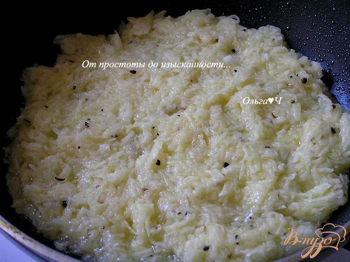 Фото приготовление рецепта: Картофельная лепешка с чесноком и перцем шаг №3