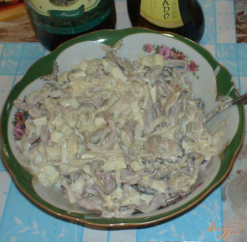 Фото приготовление рецепта: Салат с мидиями и кальмарами шаг №6