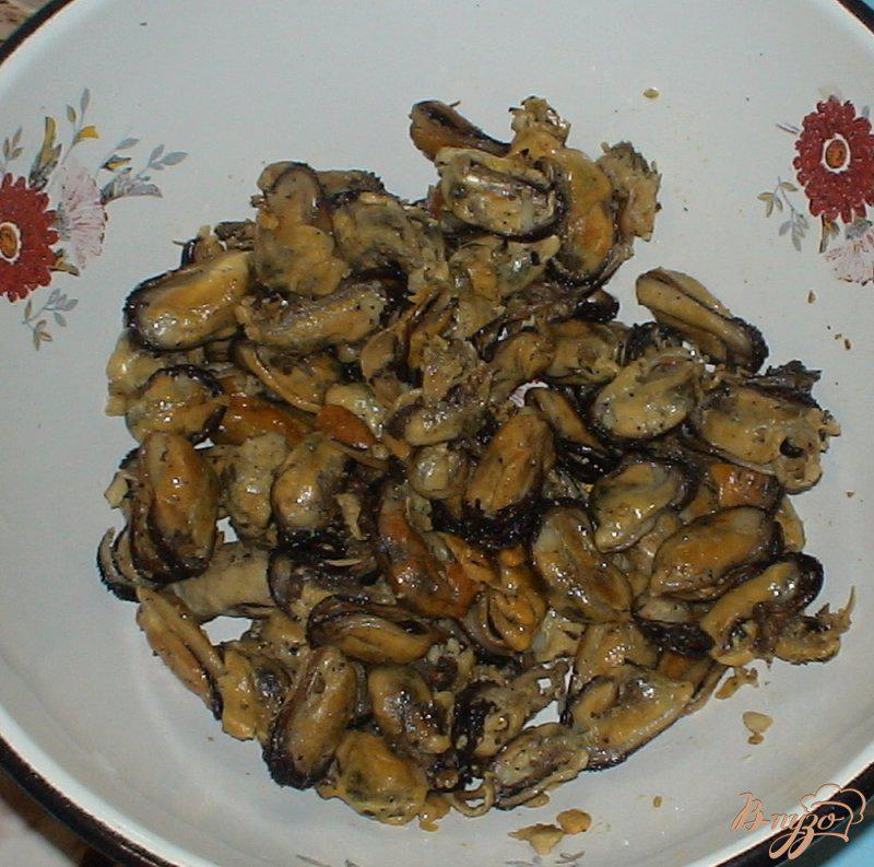 Фото приготовление рецепта: Салат с мидиями и кальмарами шаг №5