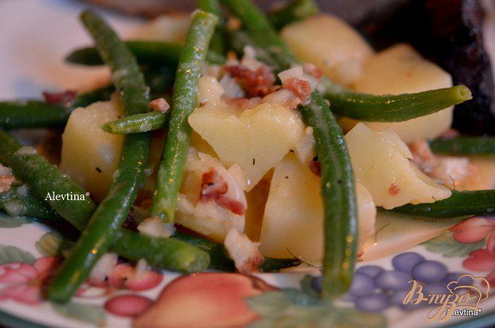 Фото приготовление рецепта: Салат с картофелем, с зеленой фасолью и беконом шаг №4