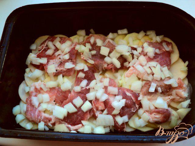 Фото приготовление рецепта: Картофель, запеченный с кабачками и мясом шаг №4