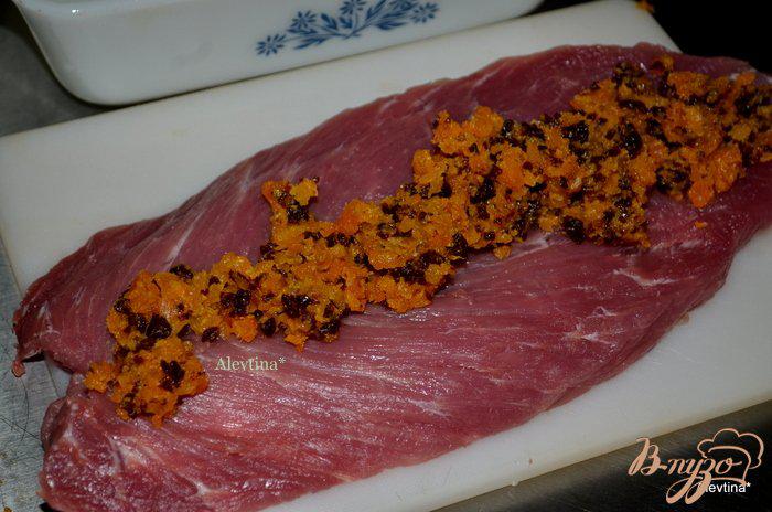 Фото приготовление рецепта: Свиная вырезка с фруктово-ягодной начинкой и апельсиновым соусом шаг №3