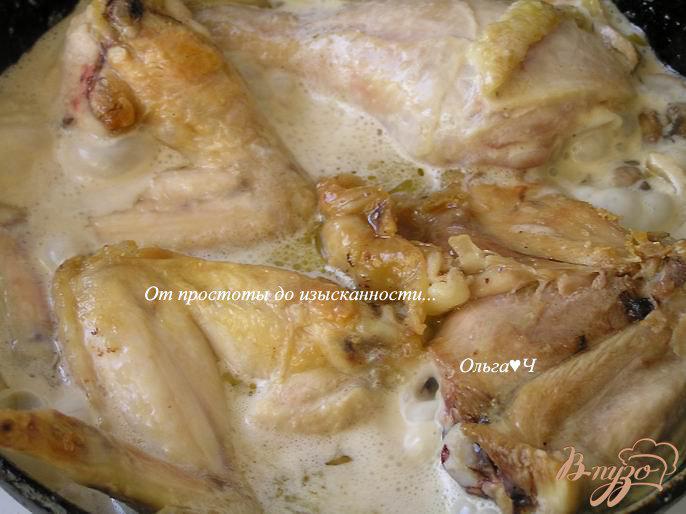 Фото приготовление рецепта: Курица в сливочном соусе с грибами шаг №5